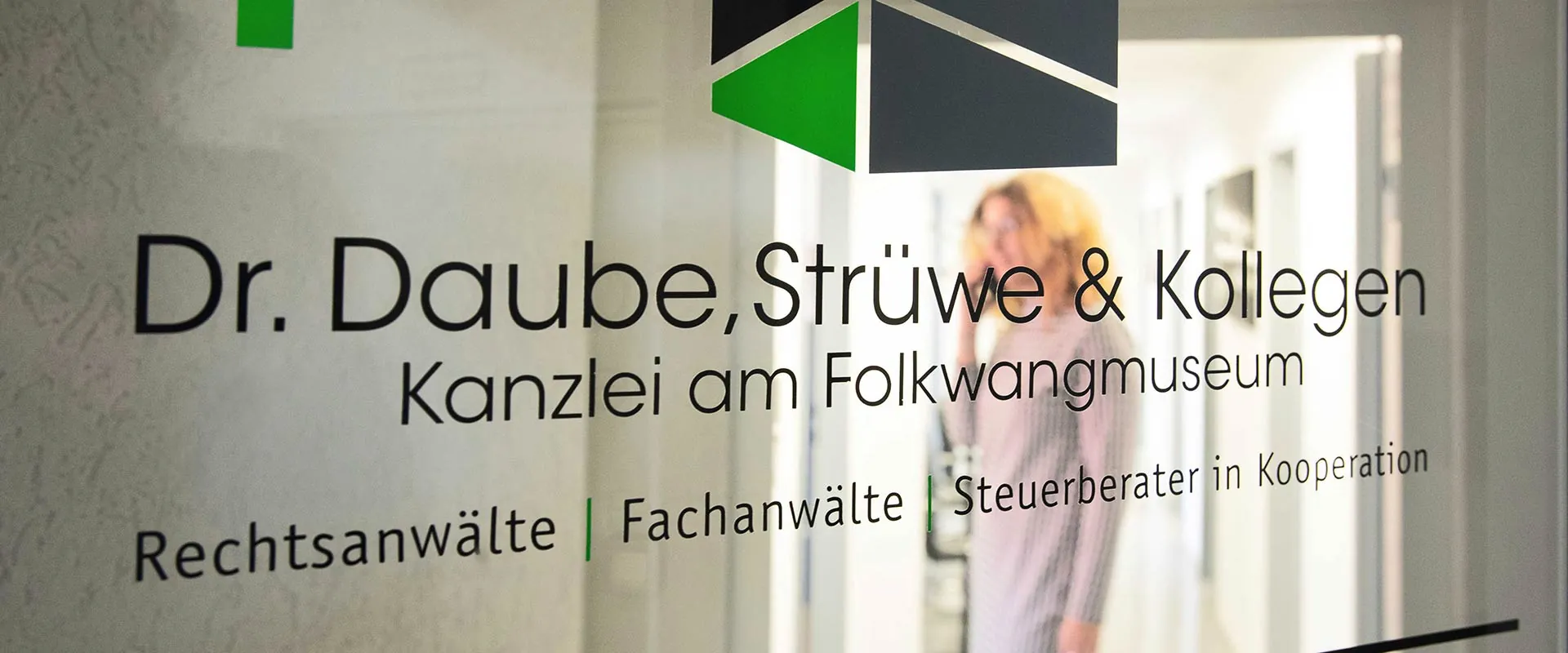 Kanzlei-Logo „Dr. Daube, Strüwe & Kollegen – Kanzlei am Folkwangmuseum“ auf einer Glastür