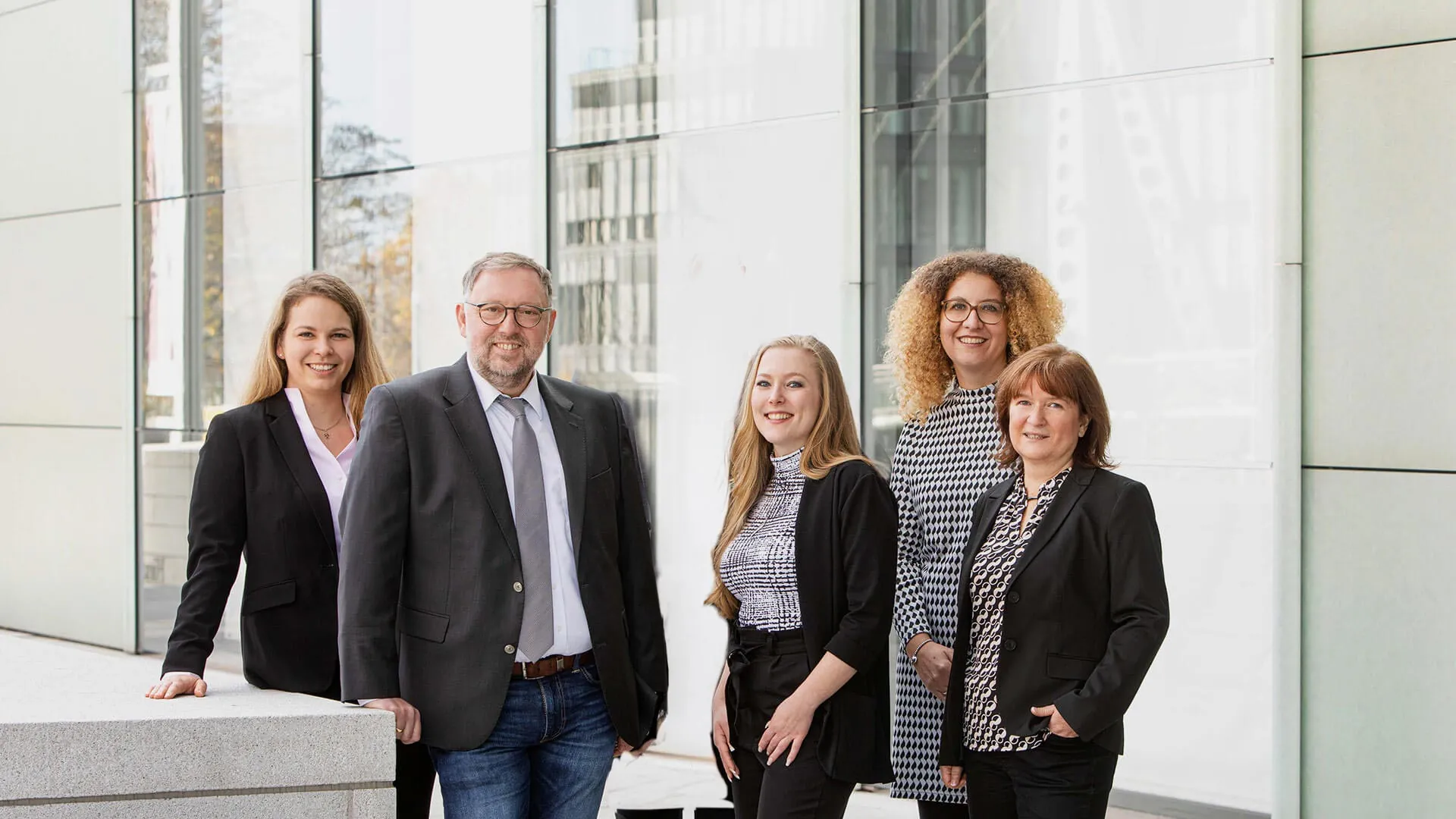 Das Team der Kanzlei am Folkwangmuseum vor dem Gebäude (Stand 2021)